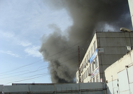 В Красноярске горит Комбайновый завод 